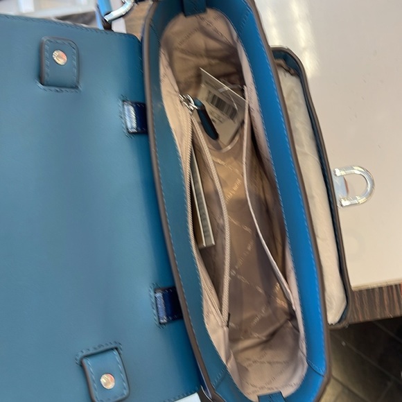 MICHAEL KORS
Manhattan Medium TH SCHOOL Crackled Metallic Leather SATCHEL
TEAL - Picture 11 of 16